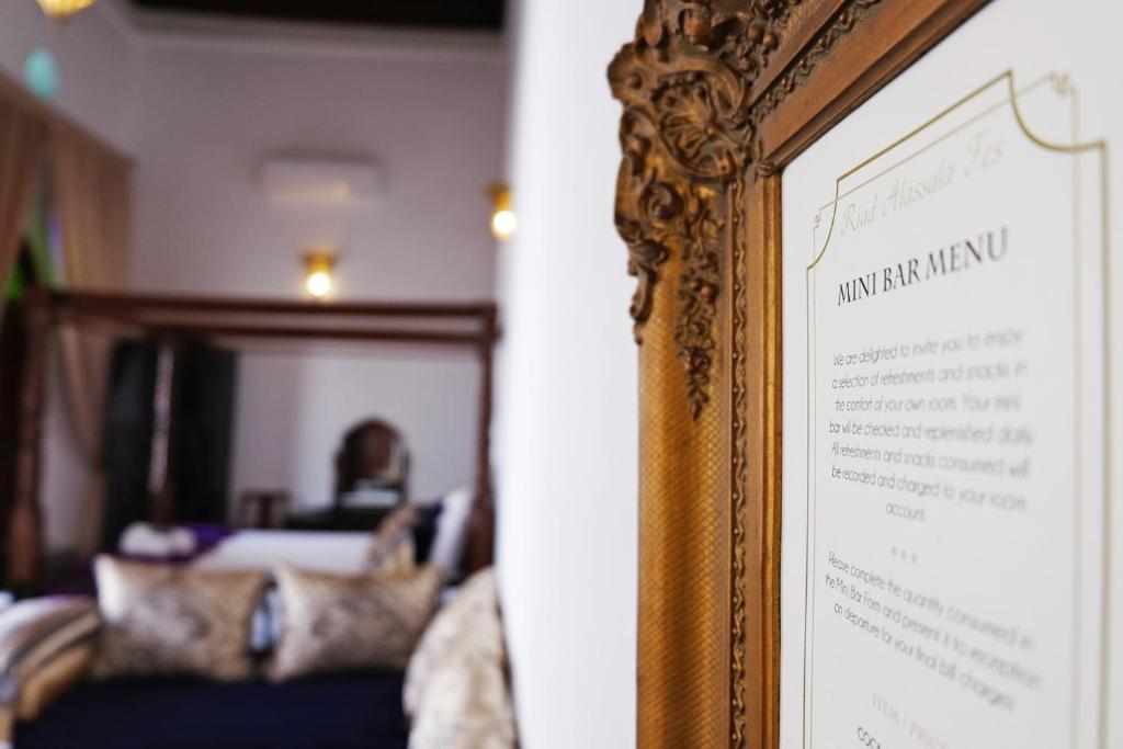 Postel nebo postele na pokoji v ubytování Riad Alassala Fes