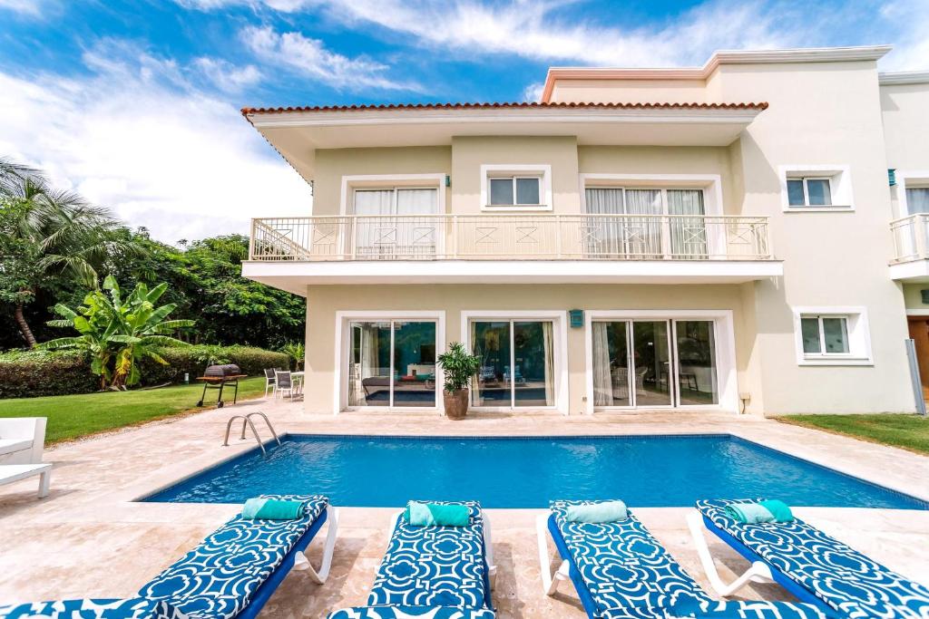 une villa avec une piscine en face d'une maison dans l'établissement Special offer! Villa Bueno with private pool&beach, à Punta Cana