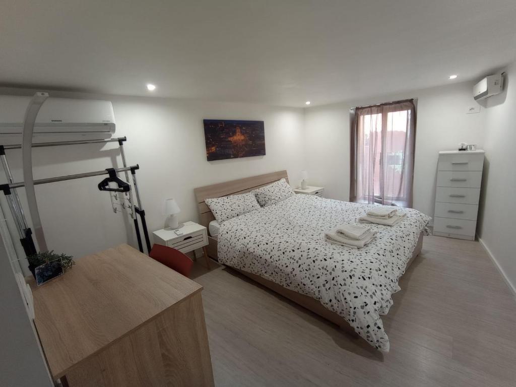 een slaapkamer met een bed en een dressoir bij Bilocale in centro storico -Le mensaline- Casa Chiricopo in Modica