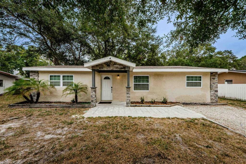 ein großes Haus mit einer Einfahrt davor in der Unterkunft Entire Home Close to the Beach! in Clearwater