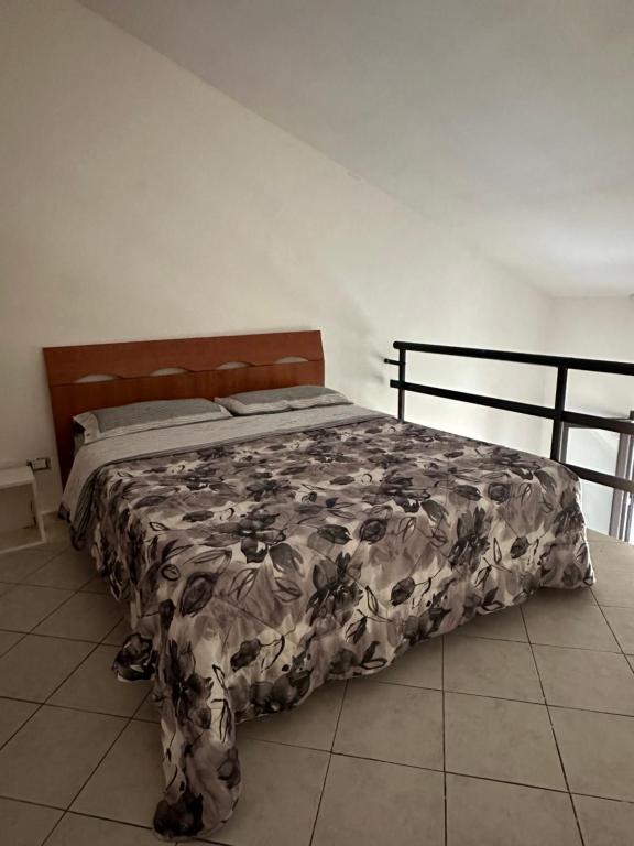 Una cama en un dormitorio con una manta. en Piccolo appartamento a Prato en Prato