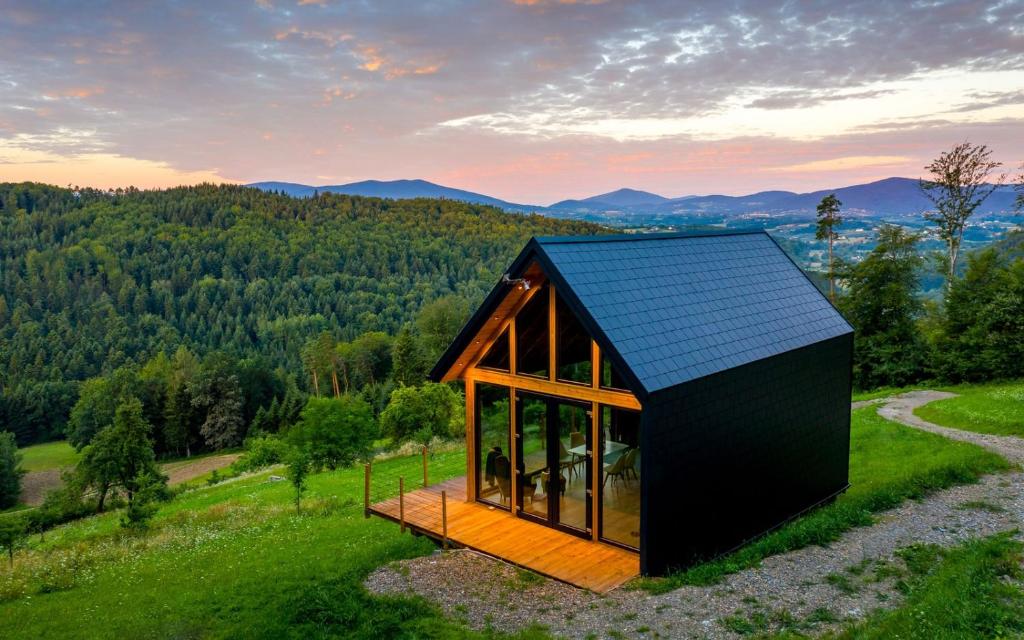 een tiny house bovenop een heuvel met uitzicht bij Czas i Las Glamping 