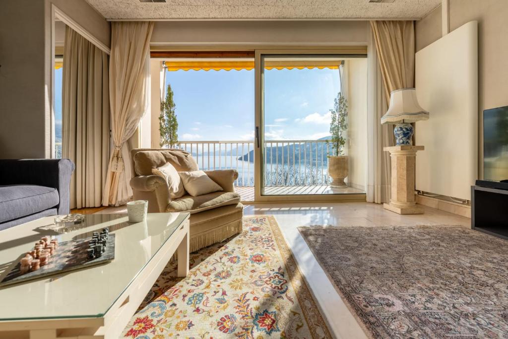 un salon avec vue sur l'océan dans l'établissement Le Panoramic - Magnifique Vue sur le lac d'Annecy, à Annecy