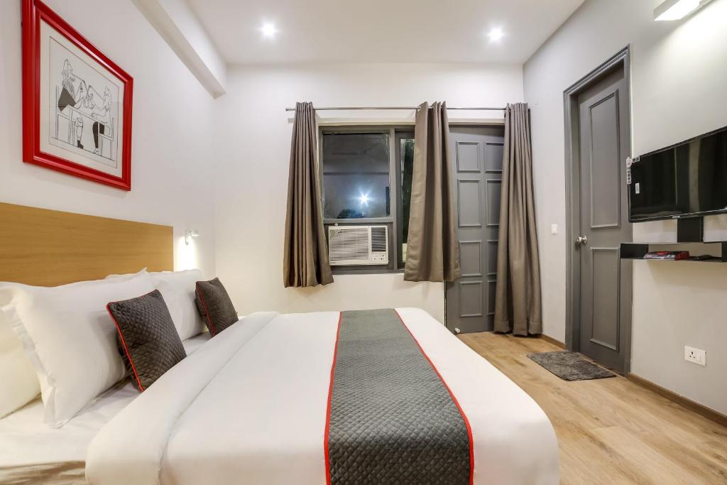 Postel nebo postele na pokoji v ubytování Townhouse Unitech Cyber Park Gurgaon Near Omaxe Celebration Mall