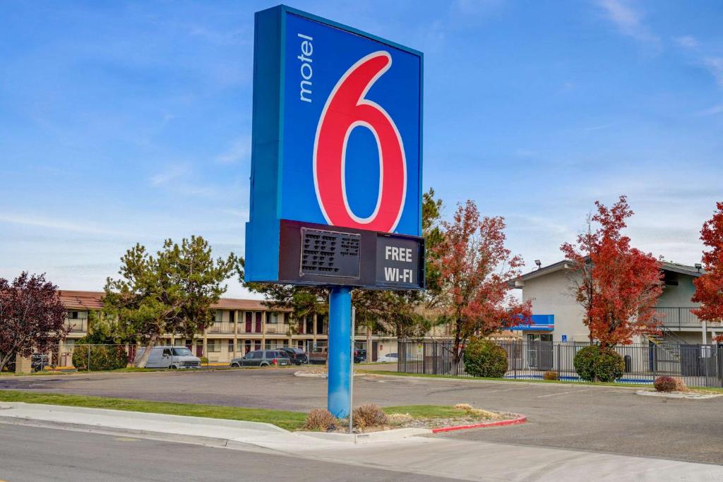 um sinal para uma bomba de gasolina num parque de estacionamento em Motel 6-Carson City, NV em Carson City