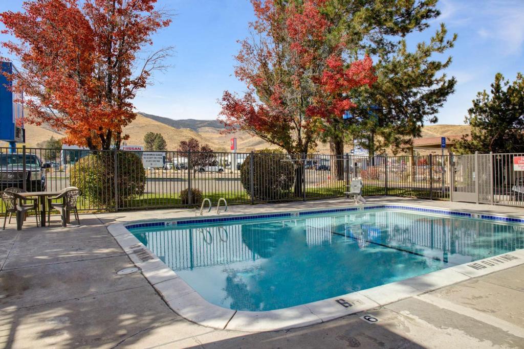Bazén v ubytování Motel 6-Carson City, NV nebo v jeho okolí