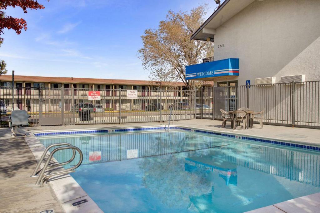Bazén v ubytování Motel 6-Carson City, NV nebo v jeho okolí
