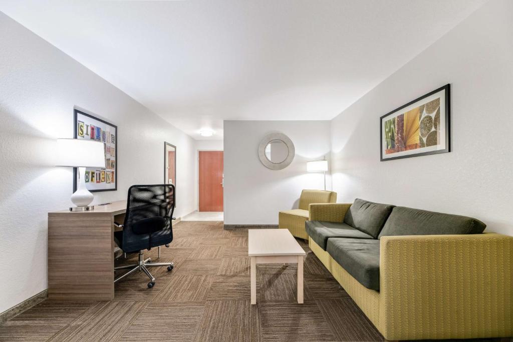 Best Western Auburndale Inn & Suites - King Suite With Sofa Bed