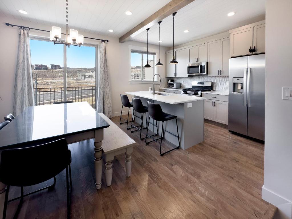 cocina con mesa y sillas y ventana grande en Ski Haven Hideaway near PC, en Heber City