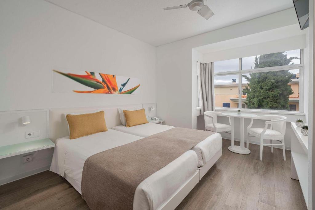 Postel nebo postele na pokoji v ubytování Dorisol Estrelicia Hotel