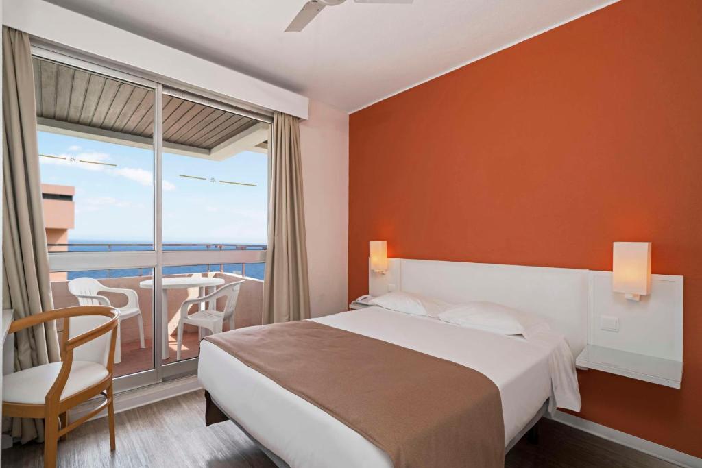 Postel nebo postele na pokoji v ubytování Dorisol Estrelicia Hotel