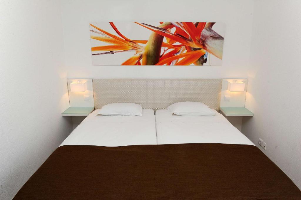 Postel nebo postele na pokoji v ubytování Dorisol Estrelicia Hotel