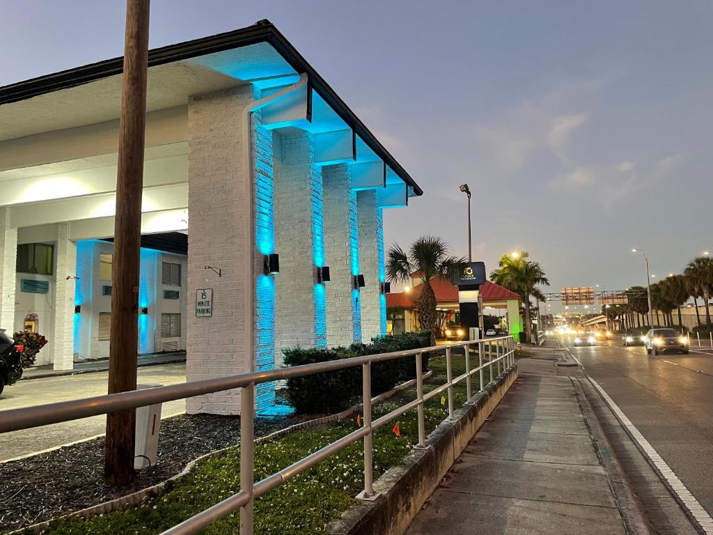 un edificio con luces azules en el lateral de una calle en Rodeway Inn Clearwater - Central, en Clearwater