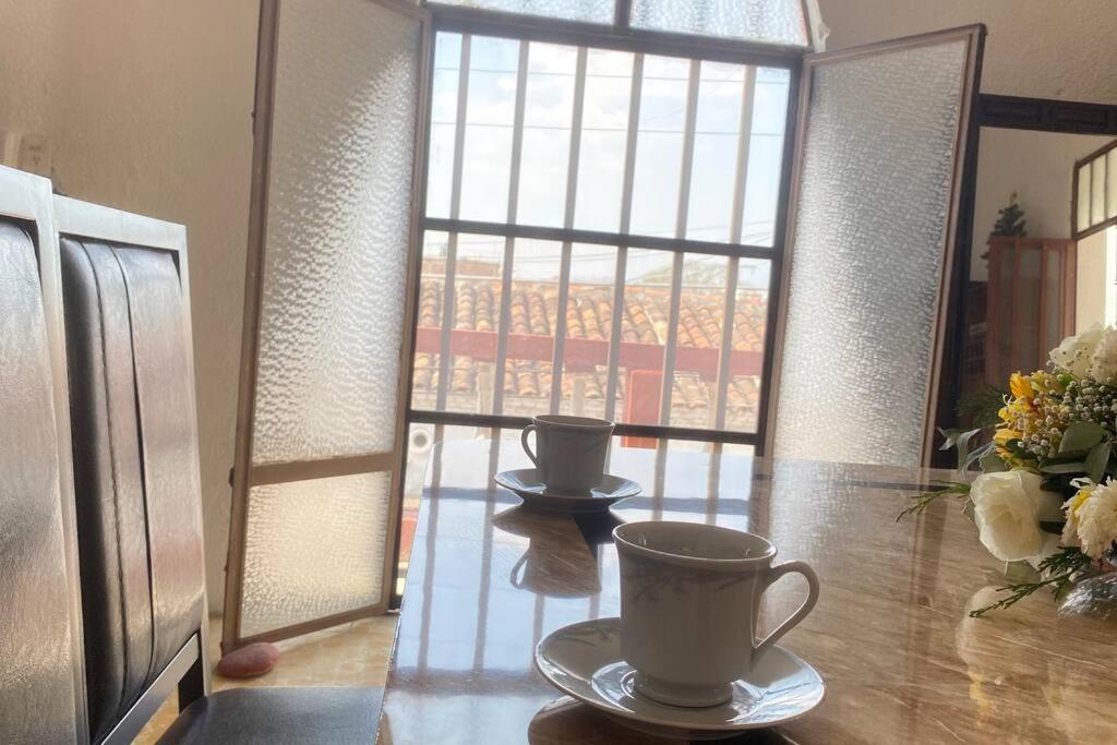 una mesa con una taza de café encima en Casa Polita en Chiapa de Corzo