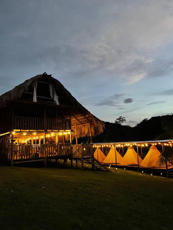 Una cabaña con un montón de tiendas en un campo en Bayano Ecolodge, en Chepo