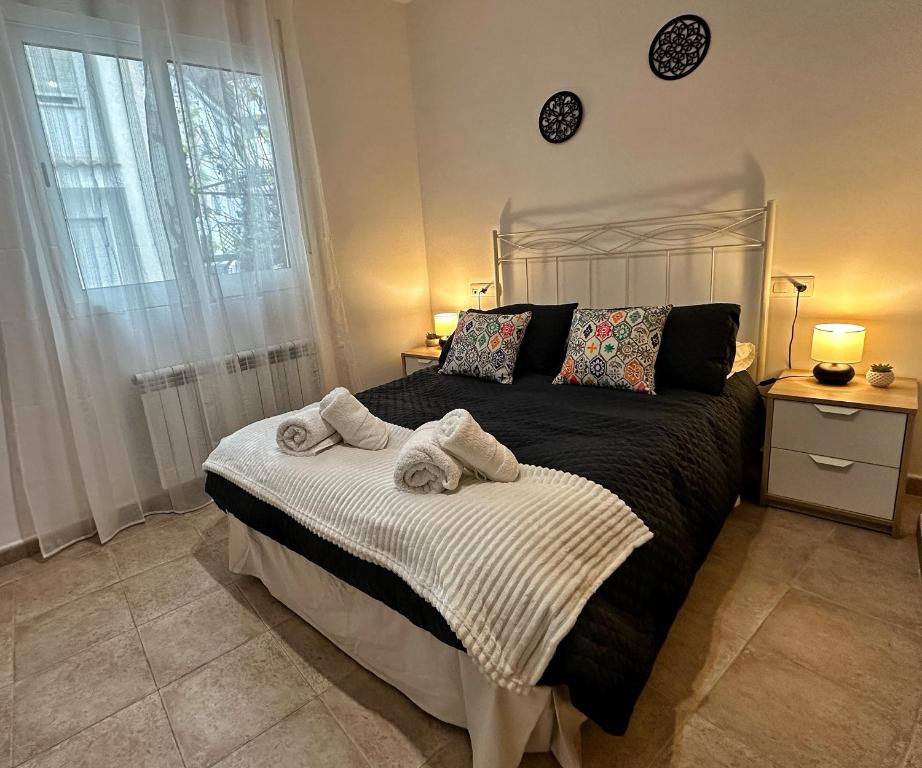 a bedroom with a bed with towels on it at Apartamento El Pilar in Güéjar-Sierra