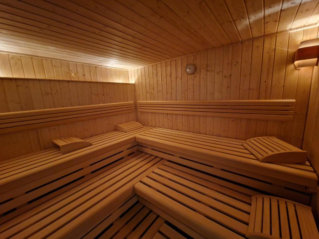 a wooden sauna with wooden benches in it at CAMPUS CARRÉE - Modernes und zentrales Apartment in Kassel in Kassel