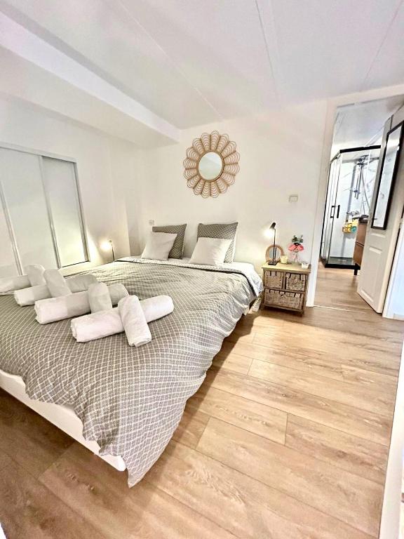 une chambre avec un grand lit et un miroir dans l'établissement Petit cocon en duplex - Centre-ville & plage à 2 minutes, à Nice
