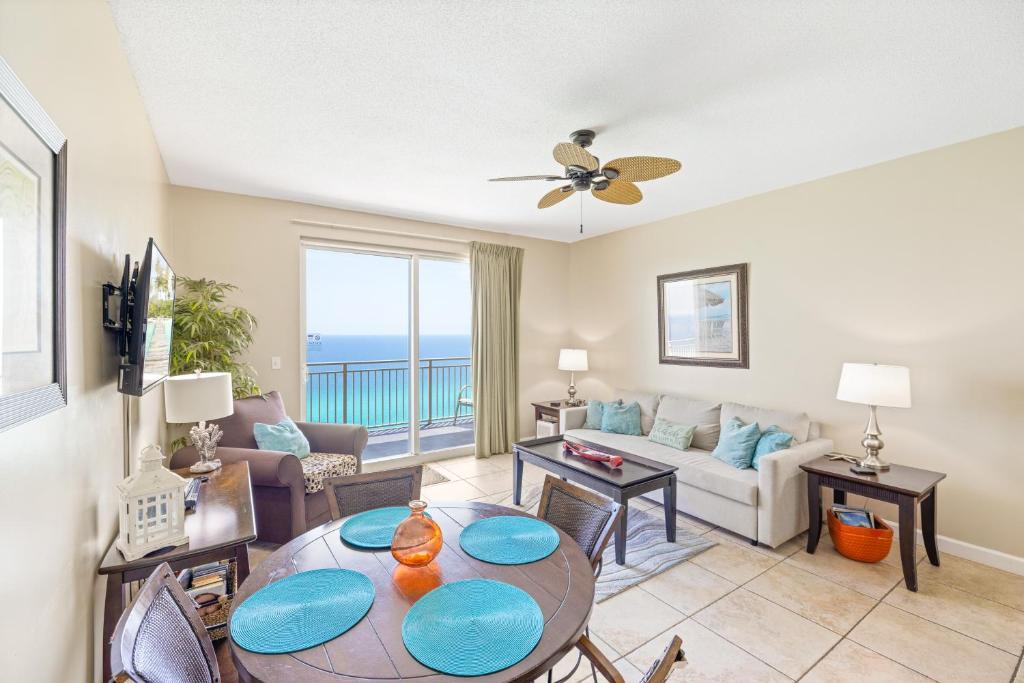 uma sala de estar com uma mesa e um sofá em Beachfront Stunning view 100 ft long swimming pool em Panama City Beach