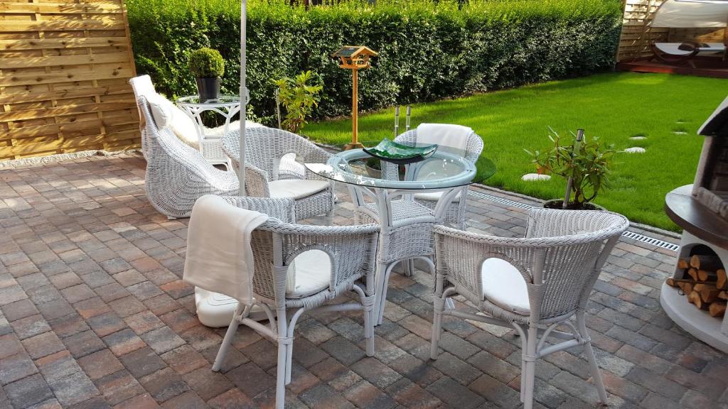 d'une terrasse avec une table et des chaises. dans l'établissement Apartments Lindenstraße, à Wilhelmshaven