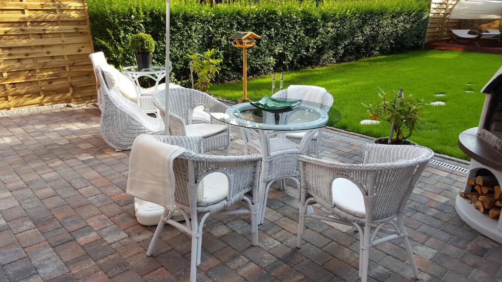a patio with a table and chairs on a patio at Apartments Lindenstraße in Wilhelmshaven