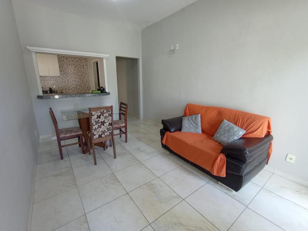 un soggiorno con divano e tavolo di Casa em iguaba grande a Iguaba Grande
