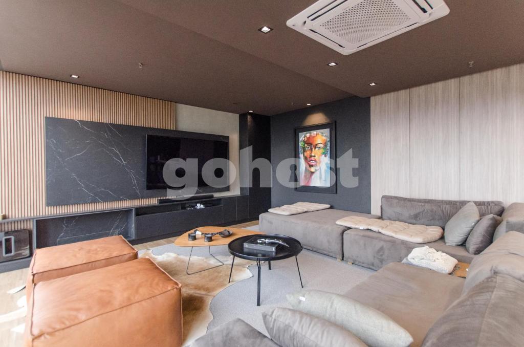 een woonkamer met banken en een schoolbord bij Exclusive And Luxurious Penthouse In Herrera in Asuncion