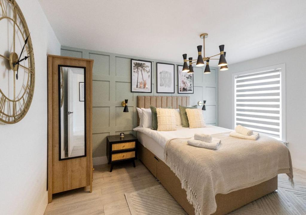 Postel nebo postele na pokoji v ubytování Soothing Neutrals: Comfy & Serene 1BR Apartment