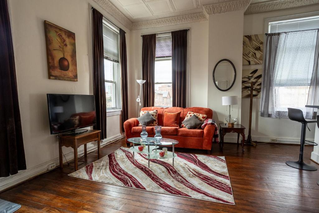 sala de estar con sofá y mesa en Cozy historic 3rdfl apartment, en Baltimore