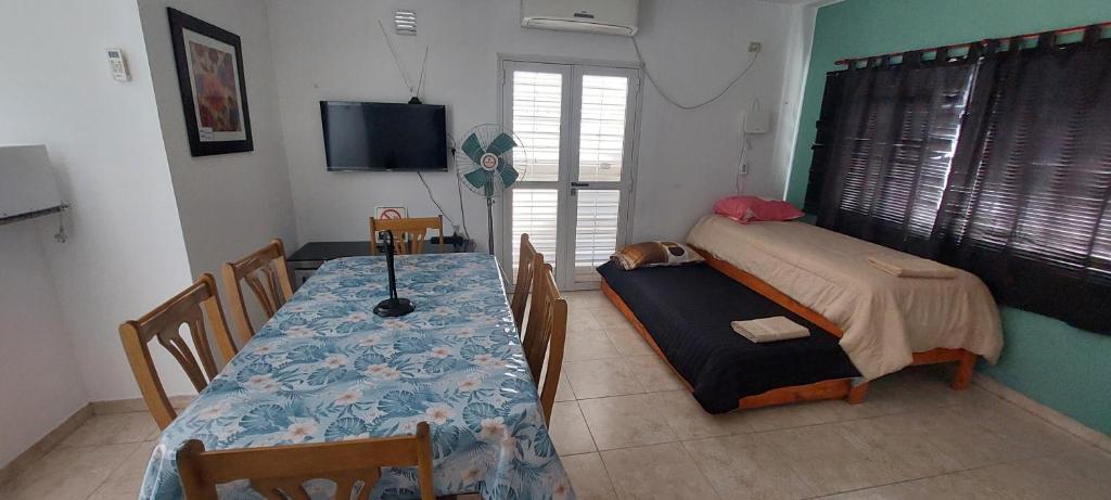 Ένα ή περισσότερα κρεβάτια σε δωμάτιο στο CASA CON PILETA Y COCHERa