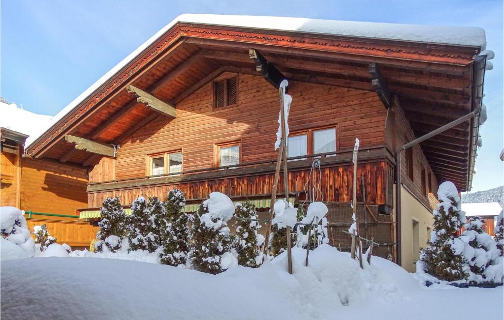 een blokhut met sneeuw ervoor bij Awesome Apartment In Fgen With House A Mountain View in Fügen