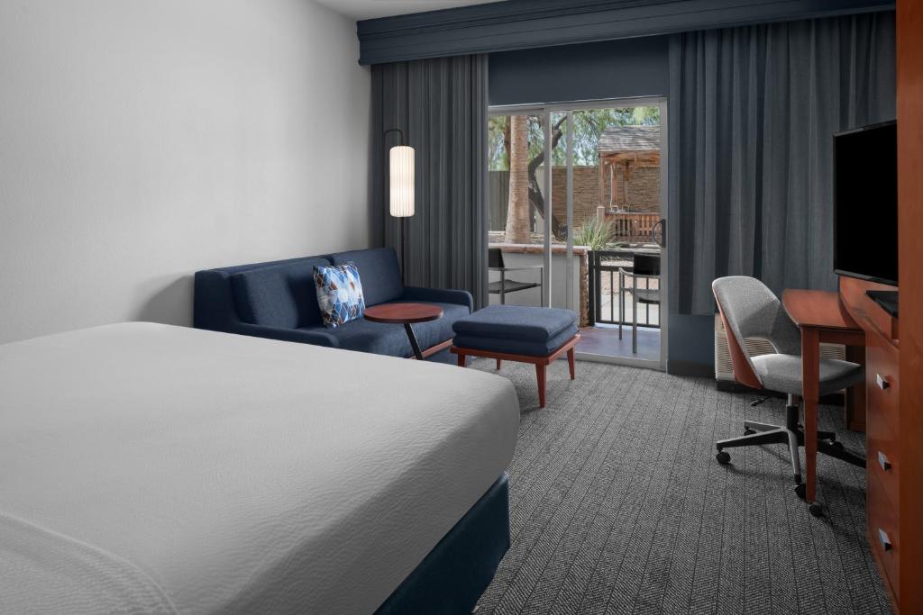 Postel nebo postele na pokoji v ubytování Courtyard by Marriott Phoenix West/Avondale
