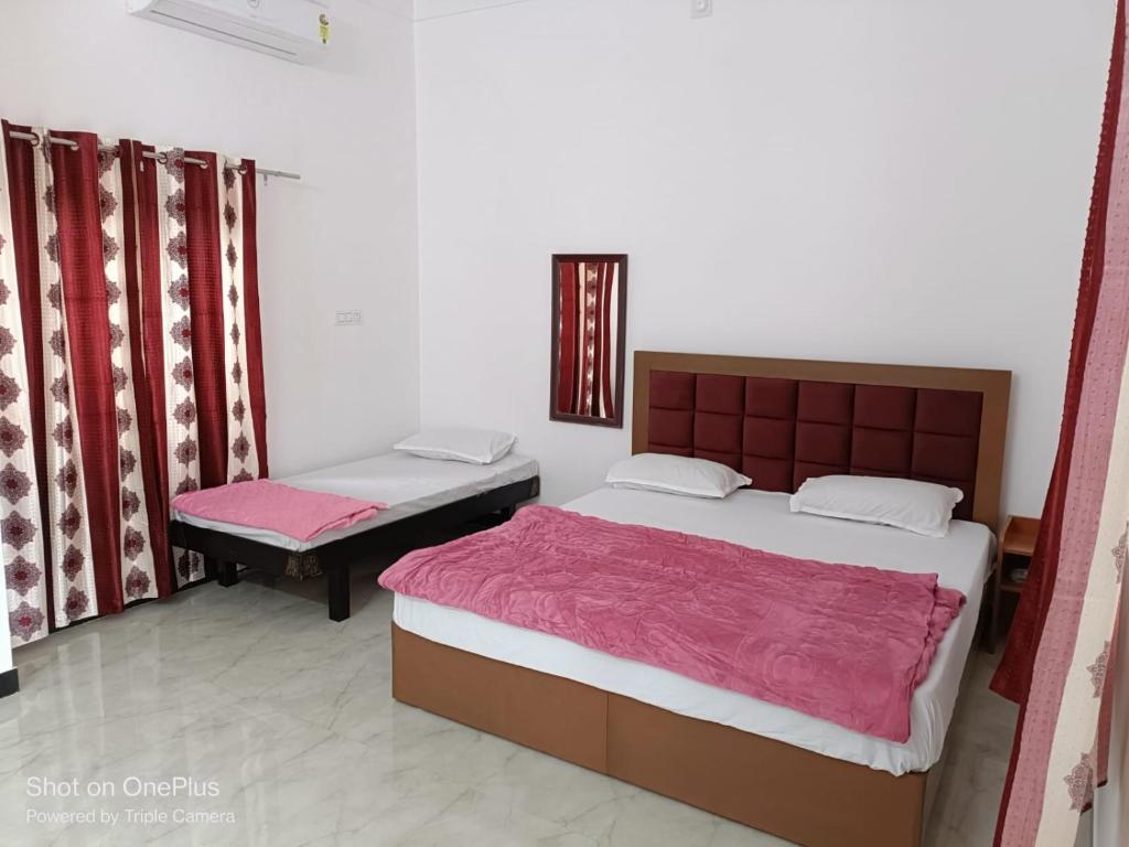 - une chambre avec 2 lits et un banc dans l'établissement Jamnagar Hills resort, à Udaipur