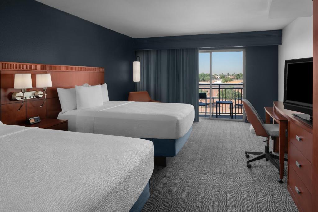 Postel nebo postele na pokoji v ubytování Courtyard by Marriott Phoenix West/Avondale