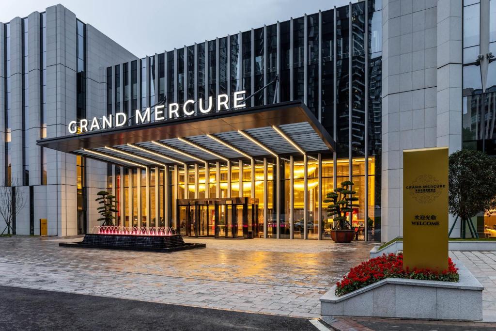 Um edifício de grande misericórdia com um sinal que diz "grande misericórdia". em Grand Mercure Yichang Waitan em Yichang