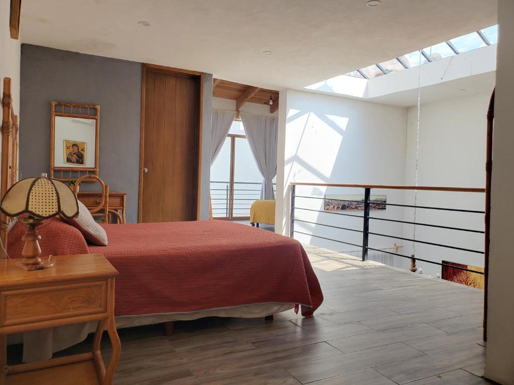 um quarto com uma cama e vista para o oceano em Mini casa San José em Pénjamo