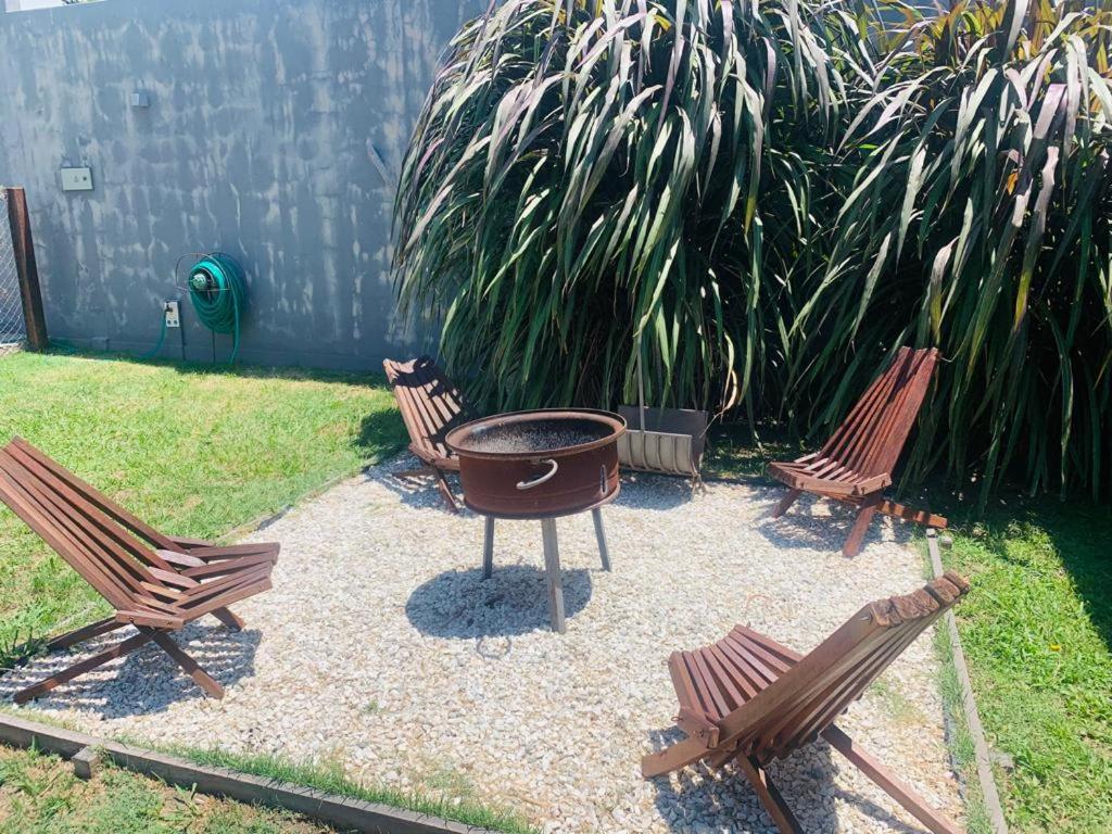 due sedie e un grill in un cortile con due sedie di La Mora Home - Casa de Campo a Victoria