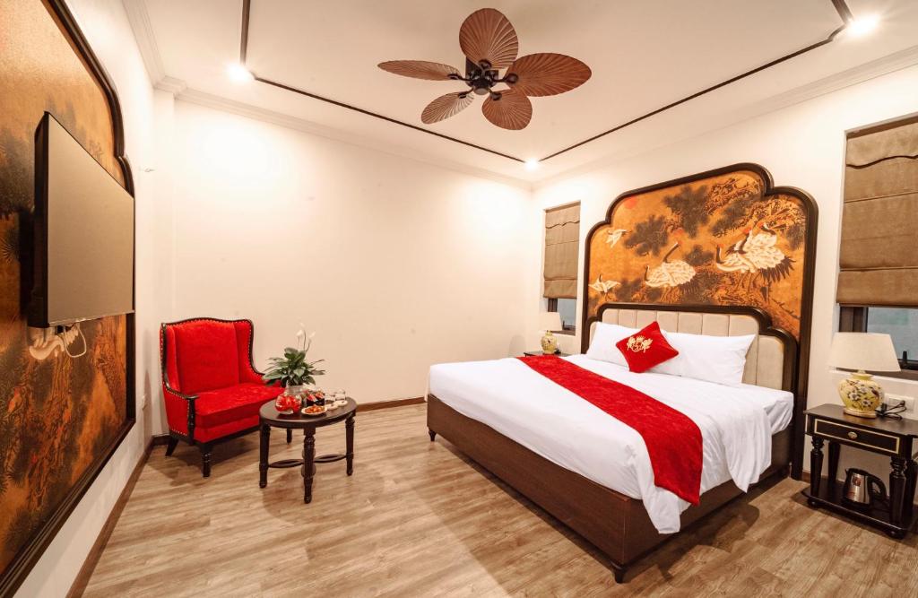 Postel nebo postele na pokoji v ubytování Lake Hotel Sóc Sơn