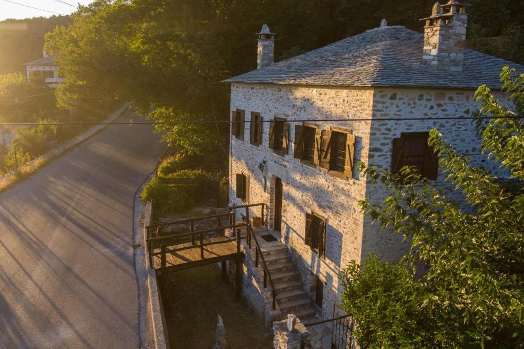 an old building on the side of a road at Archontiko Michael Pelion in Vyzitsa