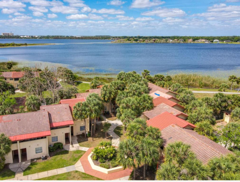 uma vista aérea de uma fila de casas e da água em Charming Lakeview Retreat II only 5 Min Sea World em Orlando