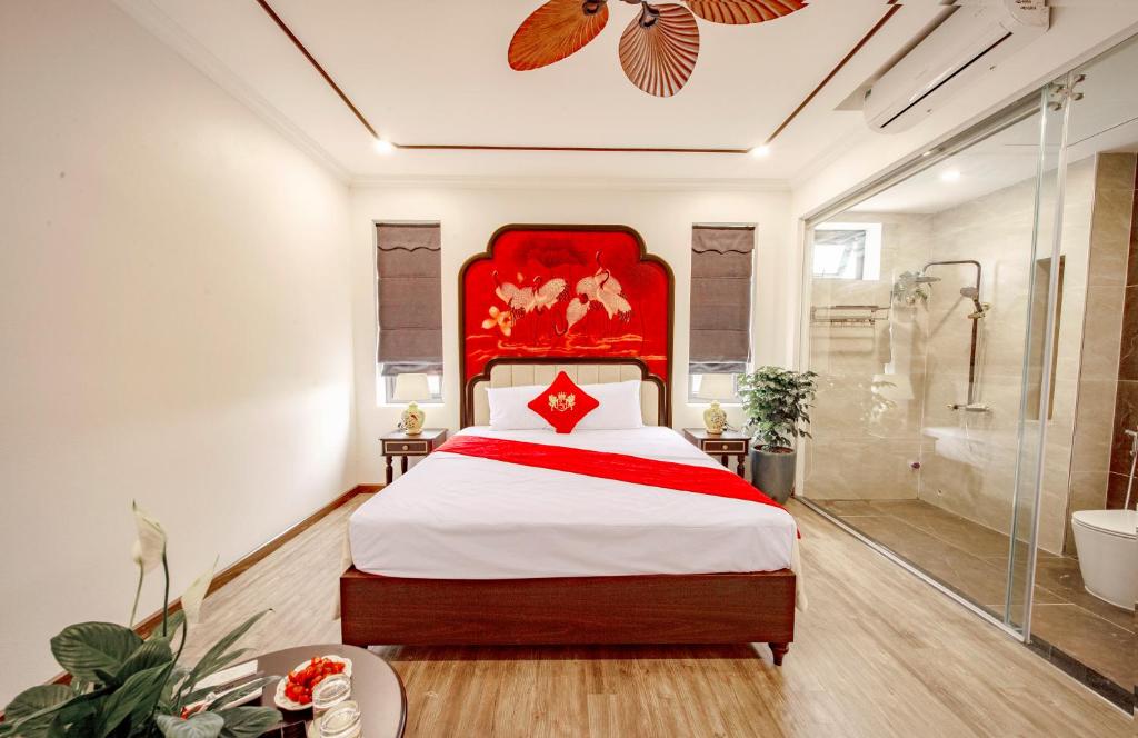 Postel nebo postele na pokoji v ubytování Lake Hotel Sóc Sơn