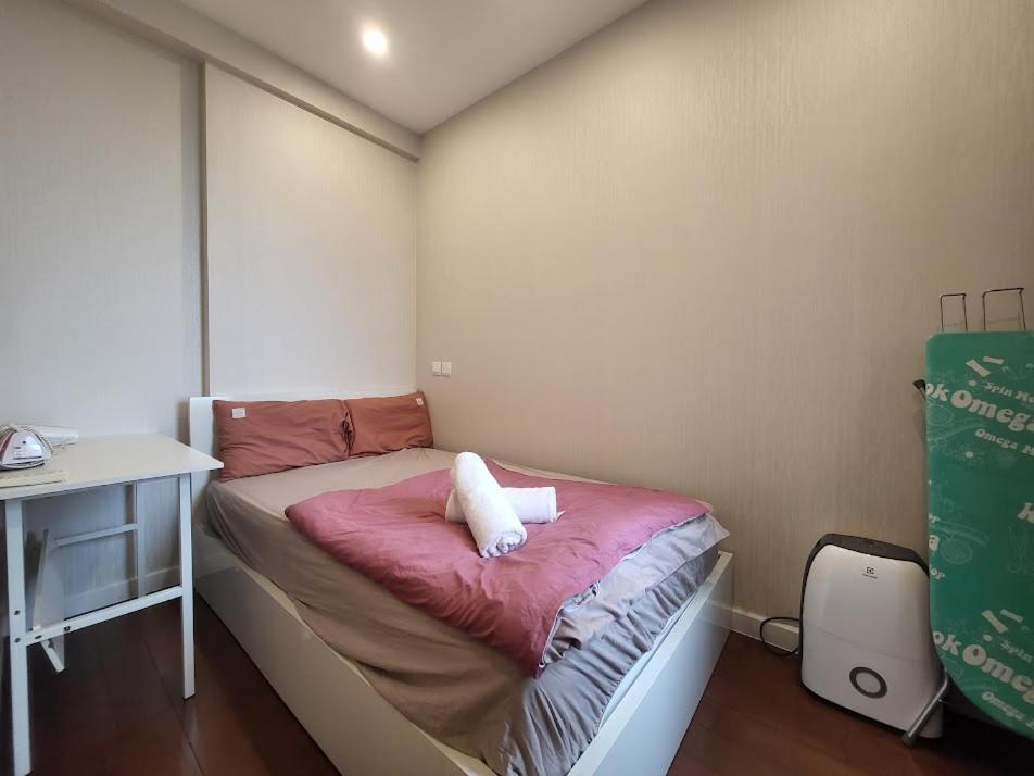 um pequeno quarto com uma pequena cama e uma secretária em D'CAPITALE TDH.2 em Hanói
