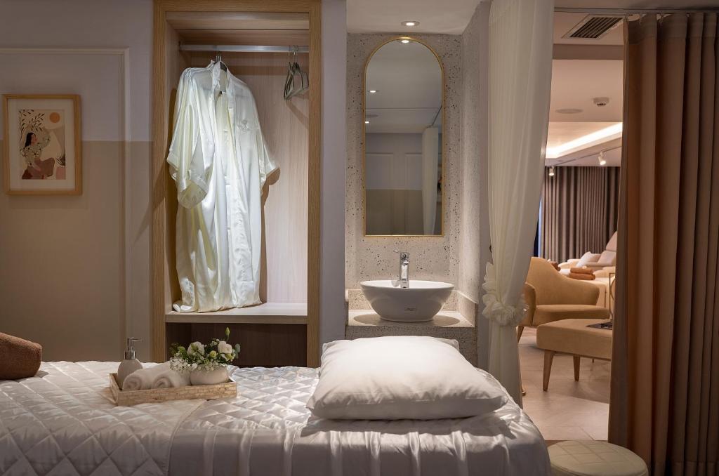 Postel nebo postele na pokoji v ubytování Hanoi Le Jardin Hotel & Spa