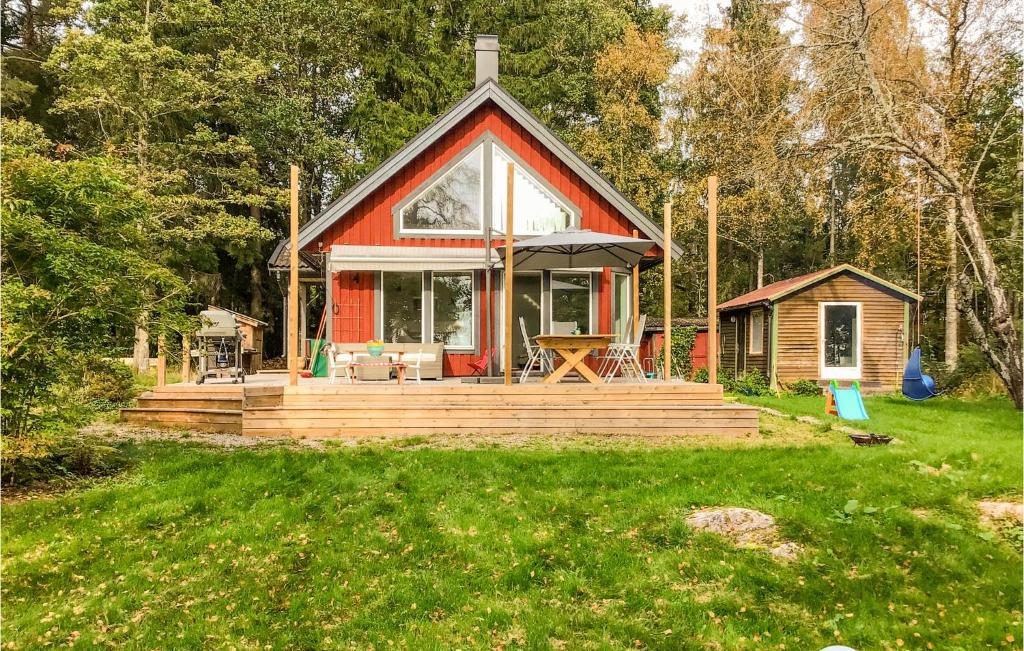 una pequeña casa en medio de un campo en Stunning Home In Edsbro With Wifi, en Edsbro