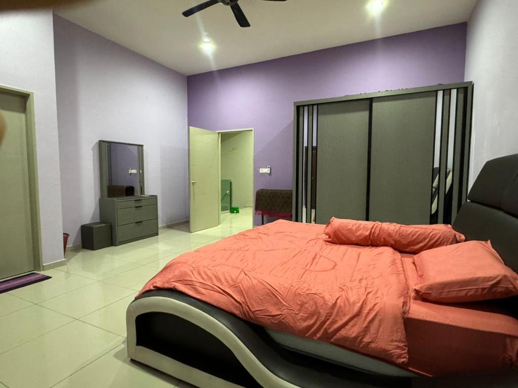 En eller flere senge i et værelse på Alyssa Sofea Homestay Kluang