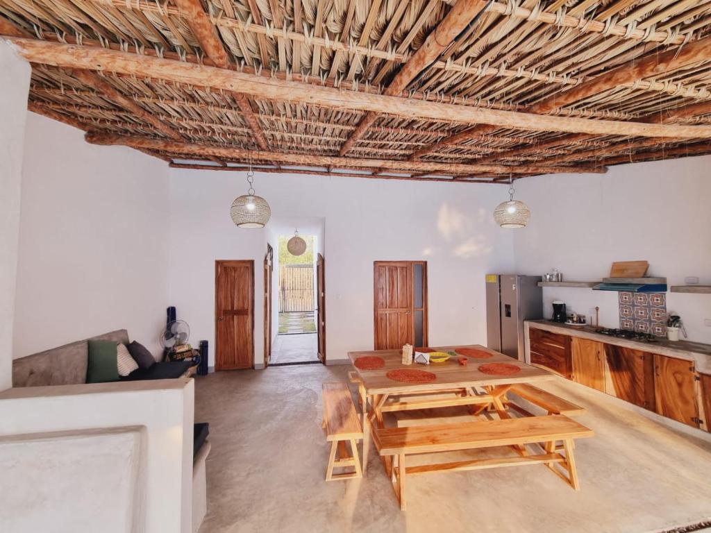 - un salon avec une table et des plafonds en bois dans l'établissement Villa Makai 1 Orange, à El Paredón Buena Vista
