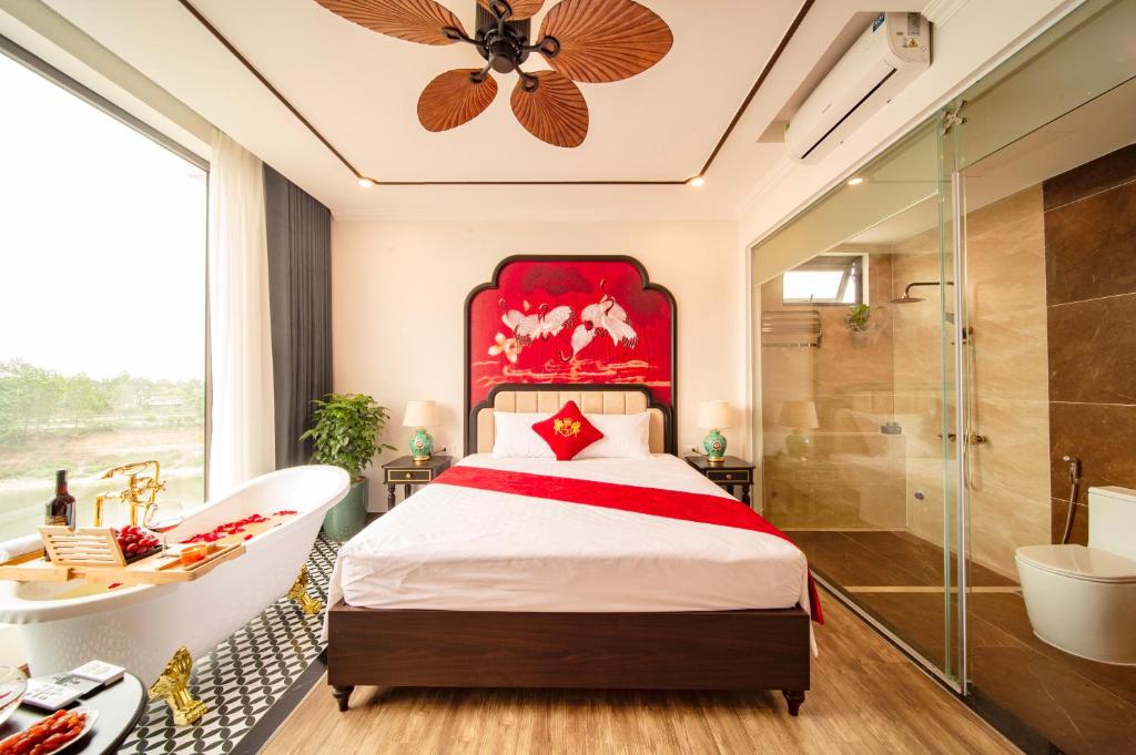 Postel nebo postele na pokoji v ubytování Lake Hotel Sóc Sơn