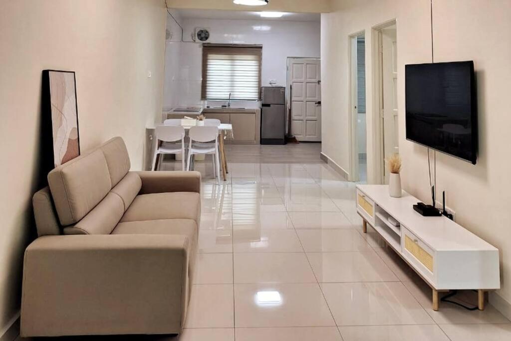 哥打丁宜的住宿－Shmawai Homestay Kota Tinggi，带沙发和平面电视的客厅
