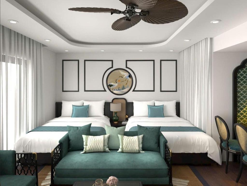 1 dormitorio con 2 camas y ventilador de techo en FLC Sea Tower Quy Nhon - Căn Hộ View Biển, en Quy Nhon