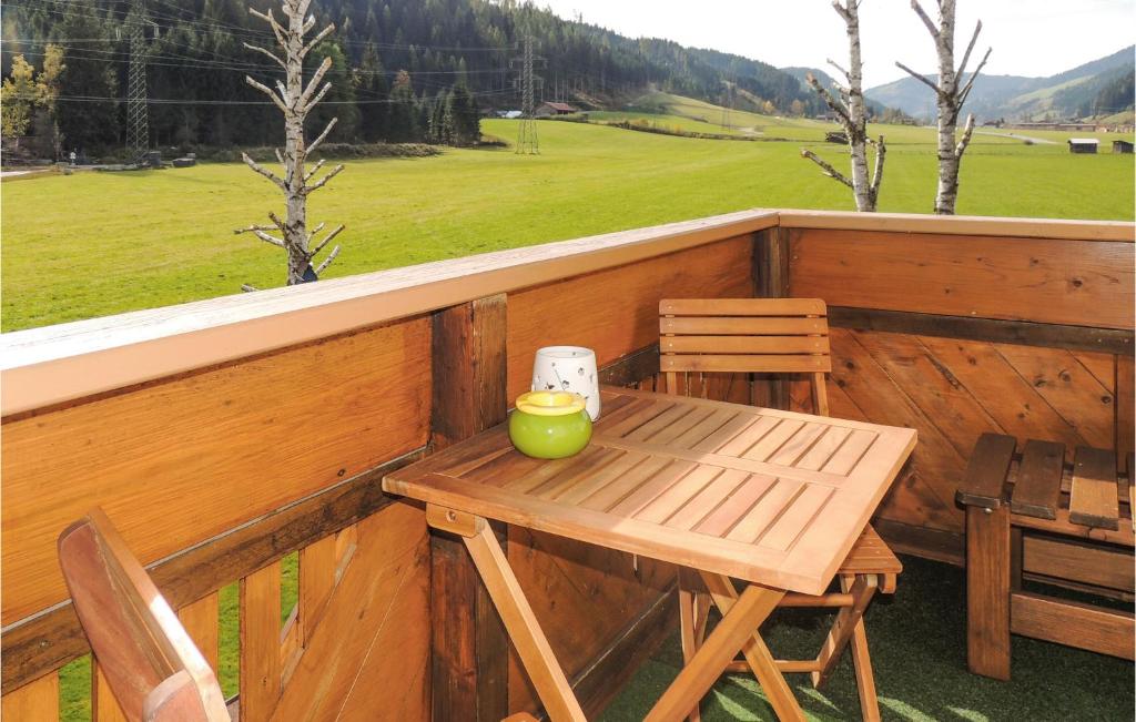 フラッハウにあるAmazing Apartment In Flachau With 2 Bedrooms And Wifiの田園の景色を望むバルコニー(テーブル、椅子付)